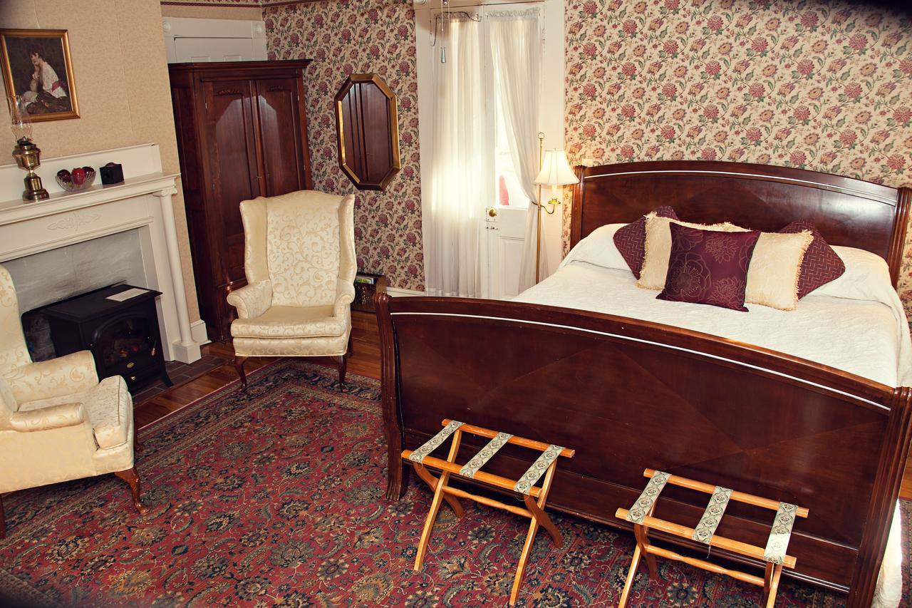 The Carriage Inn Bed And Breakfast Charles Town Exterior photo