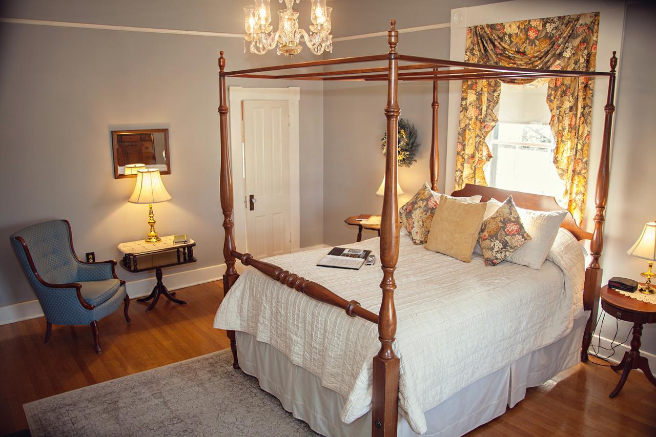 The Carriage Inn Bed And Breakfast Charles Town Exterior photo