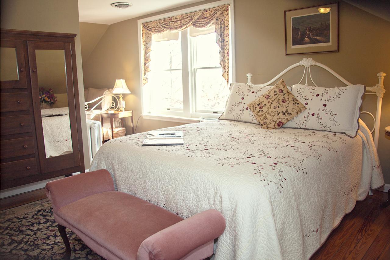 The Carriage Inn Bed And Breakfast Charles Town Room photo