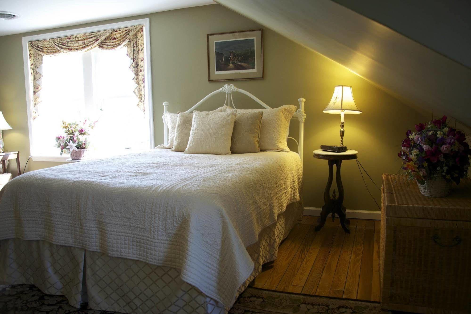 The Carriage Inn Bed And Breakfast Charles Town Exterior photo